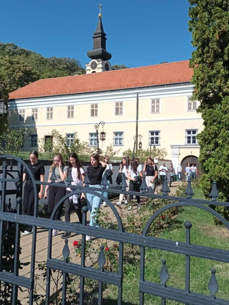 Ученици првог разреда средње школе посетили Фрушкогорске манастире и Сремске Карловце
