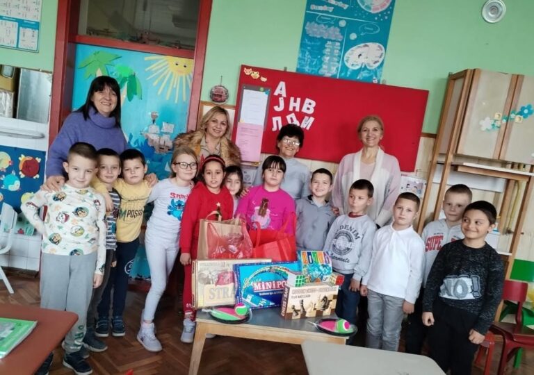 Удружење жена „Наш осмех“ уручило поклоне првацима