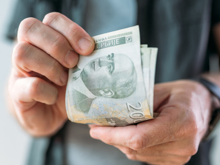 Упитни подаци: У Сечњу просечна зарада 82.000 динара