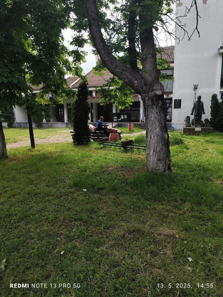 Трава прерасла, јавне површине се не одржавају, грађани се сами сналазе