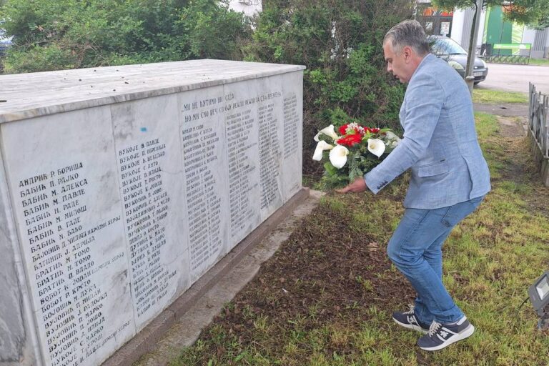 Положен венац на споменик палим борцима у Сечњу