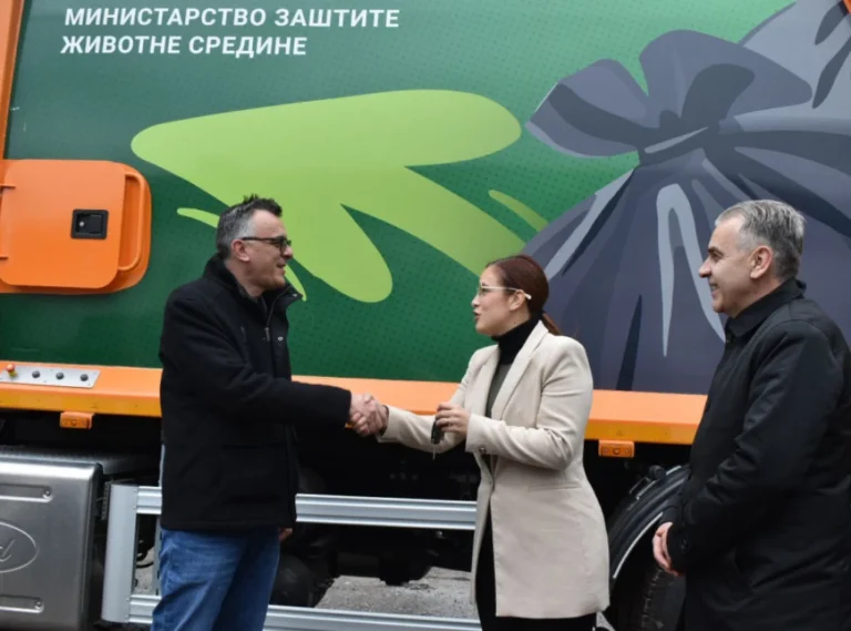 Министарка Павков Општини Сечањ предала на коришћење камион за сакупљање отпада